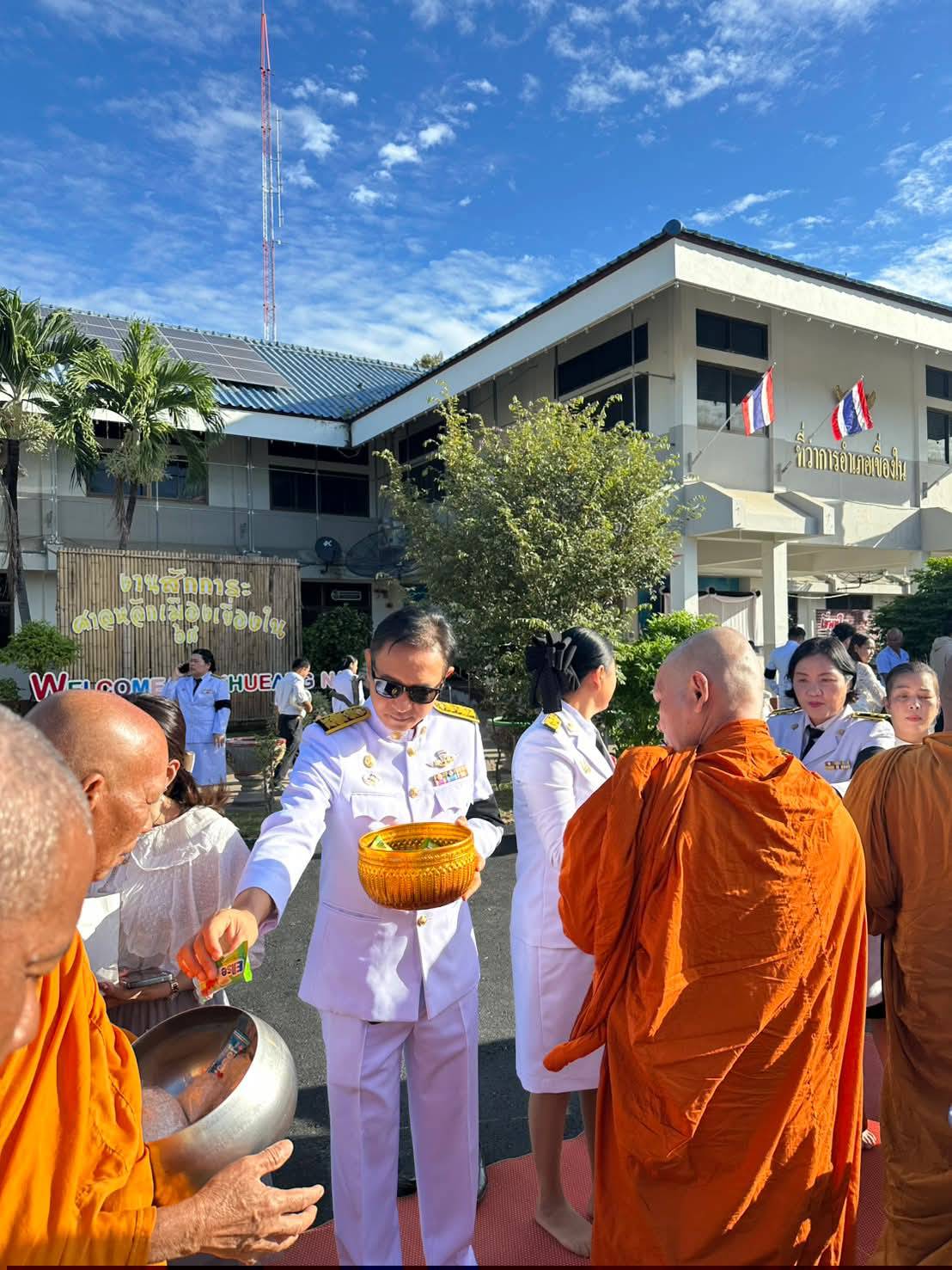ร่วมพิธีวางพานพุ่ม ทำบุญตักบาตรถวายเป็นพระราชกุศล เนื่องในวันพ่อเเห่งชาติ ๕ ธันวาคม ๒๕๖๘