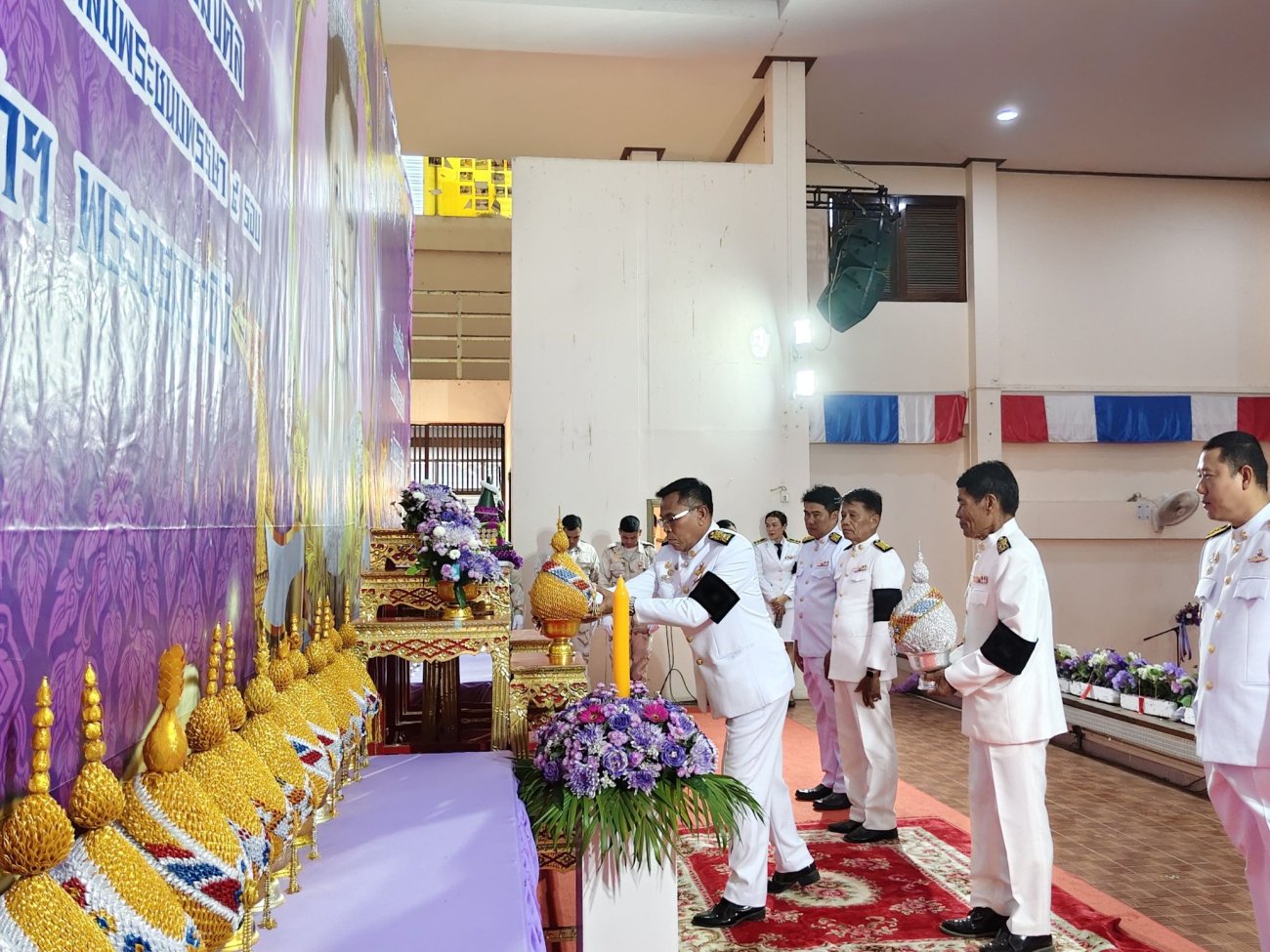 ร่วมพิธีถวายเครื่องราชสักการะเเละวางพานพุ่ม เเละพิธีจุดเทียนถวายพระพรชัยมงคล เนื่องในโอกาสพระราชพิธีมหามงคลเฉลิมพระชนมพรรษา 4 รอบ สมเด็จพระนางเจ้า ฯ พระบรมราชินี
